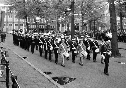 127139 Afbeelding van de parade van het fanfarekorps Aurora tijdens de Marswedstrijden ter gelegenheid van ...